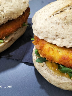Una foto de Burger de pollo dos salsas con pan casero