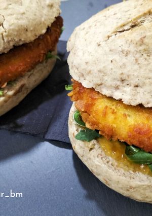 Una foto de Burger de pollo dos salsas con pan casero