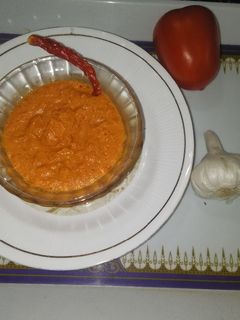 ટામેટા લસણ ની ચટણી (Tomato Lasan Chutney Recipe In Gujarati) રેસીપી મુખ્ય ફોટો