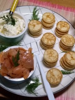 Una foto de Blinis con salmón escocés y salsa de nata doble con vodka