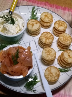 Una foto de Blinis con salmón escocés y salsa de nata doble con vodka