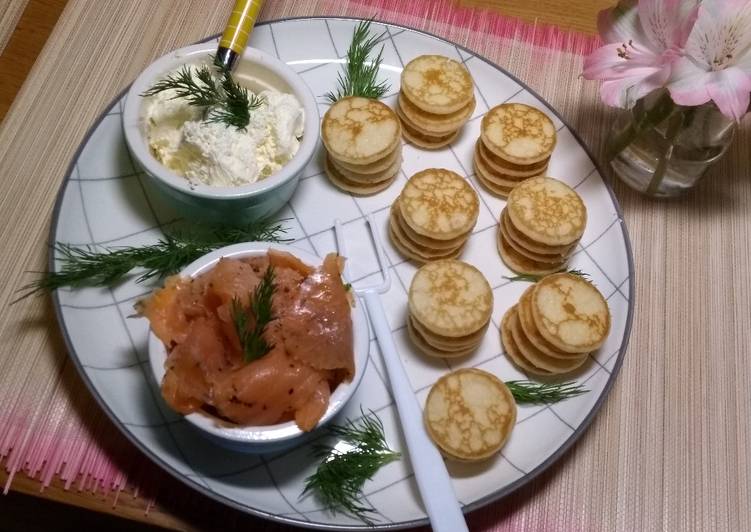 Blinis con salmón escocés y salsa de nata doble con vodka