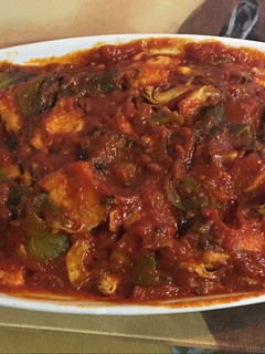 Una foto de Bacalao con tomate, pimientos y alcachofas