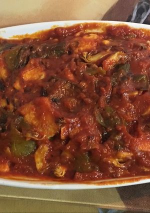 Una foto de Bacalao con tomate, pimientos y alcachofas