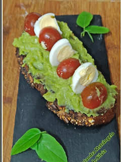 Una foto de Tosta con guacamole, cherry y huevo de codorniz