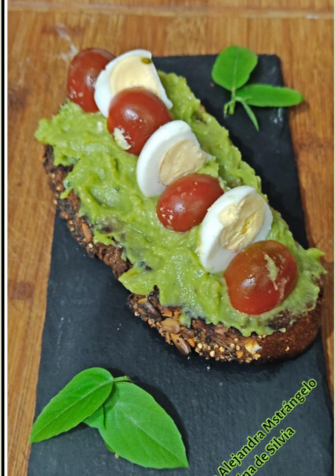 Una foto de Tosta con guacamole, cherry y huevo de codorniz