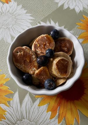 Foto di Mini banana pancakes con miele e mirtilli