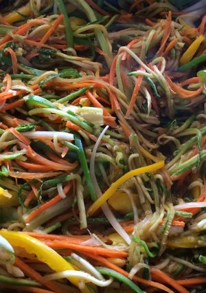 Una foto de Vegetales en tiras salteados