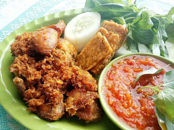 Bagaimana Menyiapkan Ayam Rempah Serundeng Lengkuas, Sempurna