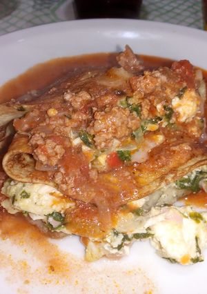 Una foto de Crepes de pollo y espinaca a la sanfasua