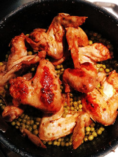 Una foto de Alitas de pollo a la barbacoa con verduras