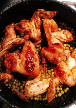 Una foto de Alitas de pollo a la barbacoa con verduras