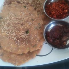A picture of Thalipeeth.