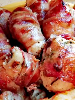 Baconba tekert rozmaringos csirkemell recept fotója