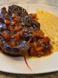 Filetes de falda de ternera guisados y puré de papas al pimentón