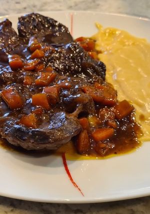 Una foto de Filetes de falda de ternera guisados y puré de papas al pimentón