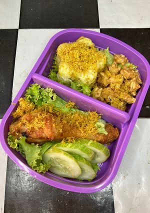 Foto resep Bekal Anak : Ayam Goreng Ketumbar + Nasi + Serundeng + Tempe Goreng
