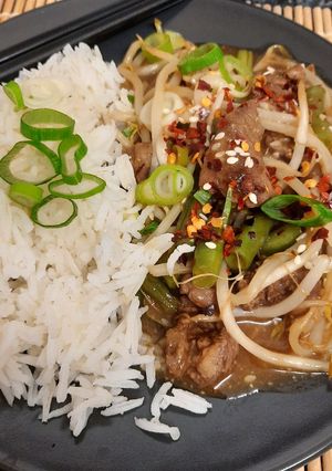 A picture of Beef and vegetables stir fry.