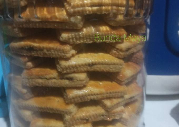 Kukis Sultana telur rebus dengan Toping kismis dan selai nanas