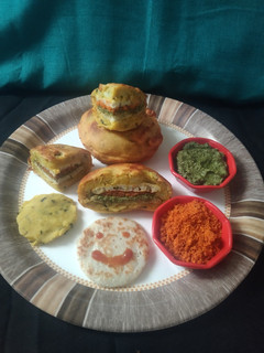 इनोव्हेटिव्ह उल्टा वडा पाव (विदाऊट पाव) (Ulta Vada Pav Recipe In Marathi) रेसिपी चे मुख्य फोटो