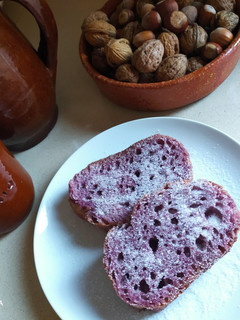 Una foto de Pan dulce con vino tinto