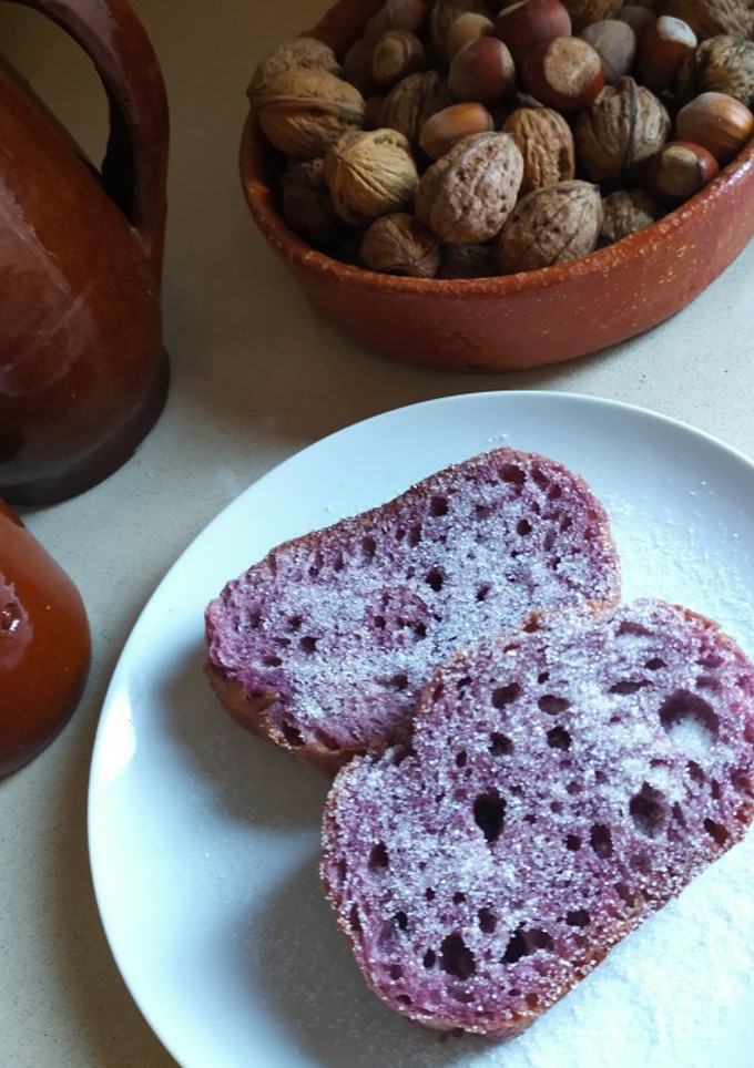Una foto de Pan dulce con vino tinto