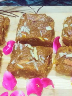 आम की मिल्क मेड बर्फी (Aam ki milkmaid barfi recipe in Hindi) रेसिपी मुख्य फोटो