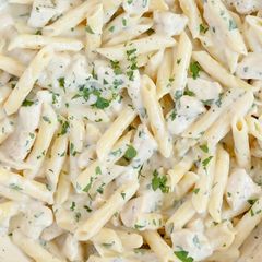 A picture of White sauce pasta.