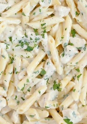 A picture of White sauce pasta.