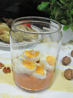 Una foto de Huevos duros con paté vegetal para llevar al trabajo o la playa- fácil