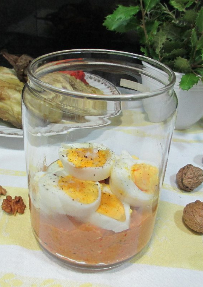 Una foto de Huevos duros con paté vegetal para llevar al trabajo o la playa- fácil