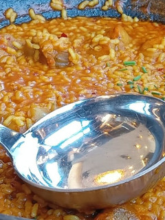 Una foto de Paella guisada de gambas