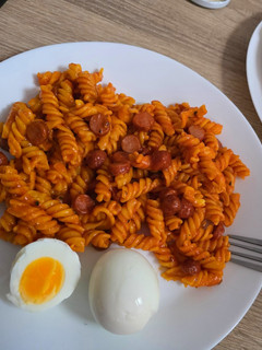 Una foto de Macarrones con sofrito y salchicha