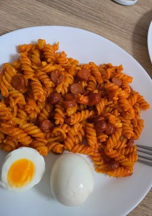 Una foto de Macarrones con sofrito y salchicha