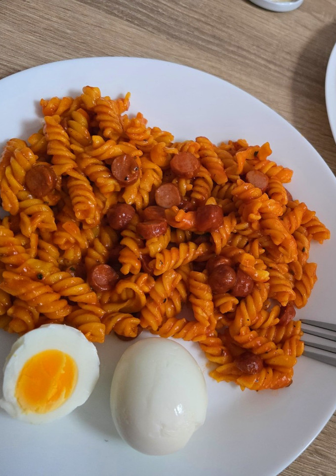 Una foto de Macarrones con sofrito y salchicha