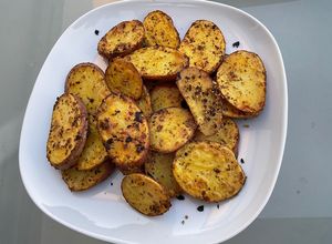 Une photo de Pommes de terre rouges grillées aux épices et origan