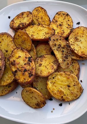 Une photo de Pommes de terre rouges grillées aux épices et origan