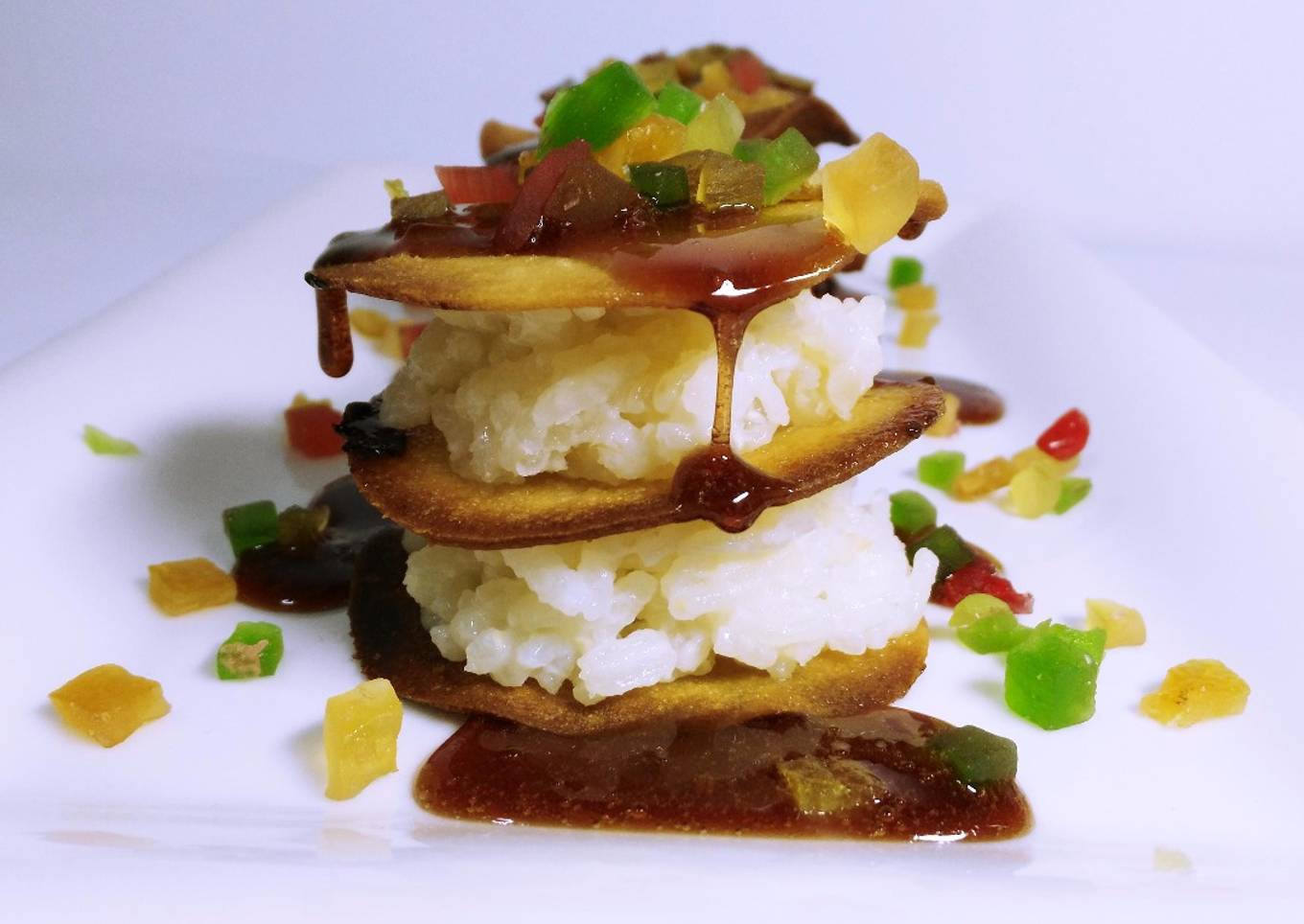 Milhoja dulce de pan rústico con arroz con leche, frutas confitadas y sirope de frutos rojos