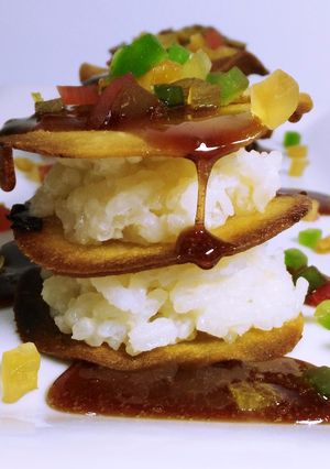 Foto principal de Milhoja dulce de pan rústico con arroz con leche, frutas confitadas y sirope de frutos rojos