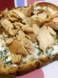 Una foto de Bruschetta de pollo y queso