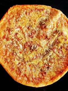 Una foto de Pizza hojaldrada multiquesos con Jamón dulce y Nueces