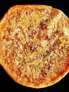 Una foto de Pizza hojaldrada multiquesos con Jamón dulce y Nueces
