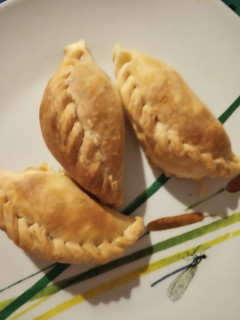 Una foto de Empanadas de carne cortada a cuchillo