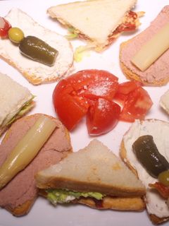 Una foto de Cenando triangulitos de pan de molde
