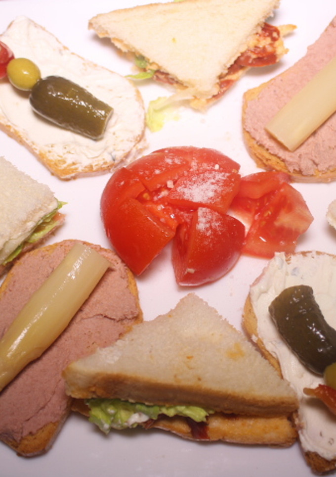 Una foto de Cenando triangulitos de pan de molde