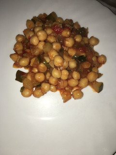 Una foto de Garbanzos salteados con verdura