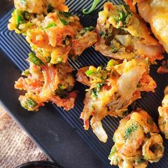 A picture of Mix sabzi pakoray.