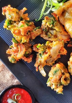 A picture of Mix sabzi pakoray.
