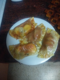 Una foto de Empanadillas de ventresca, puré de pimiento asado y mejillones