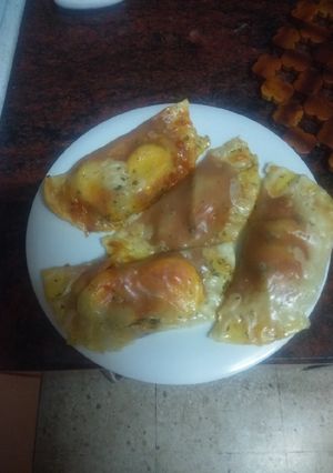 Una foto de Empanadillas de ventresca, puré de pimiento asado y mejillones
